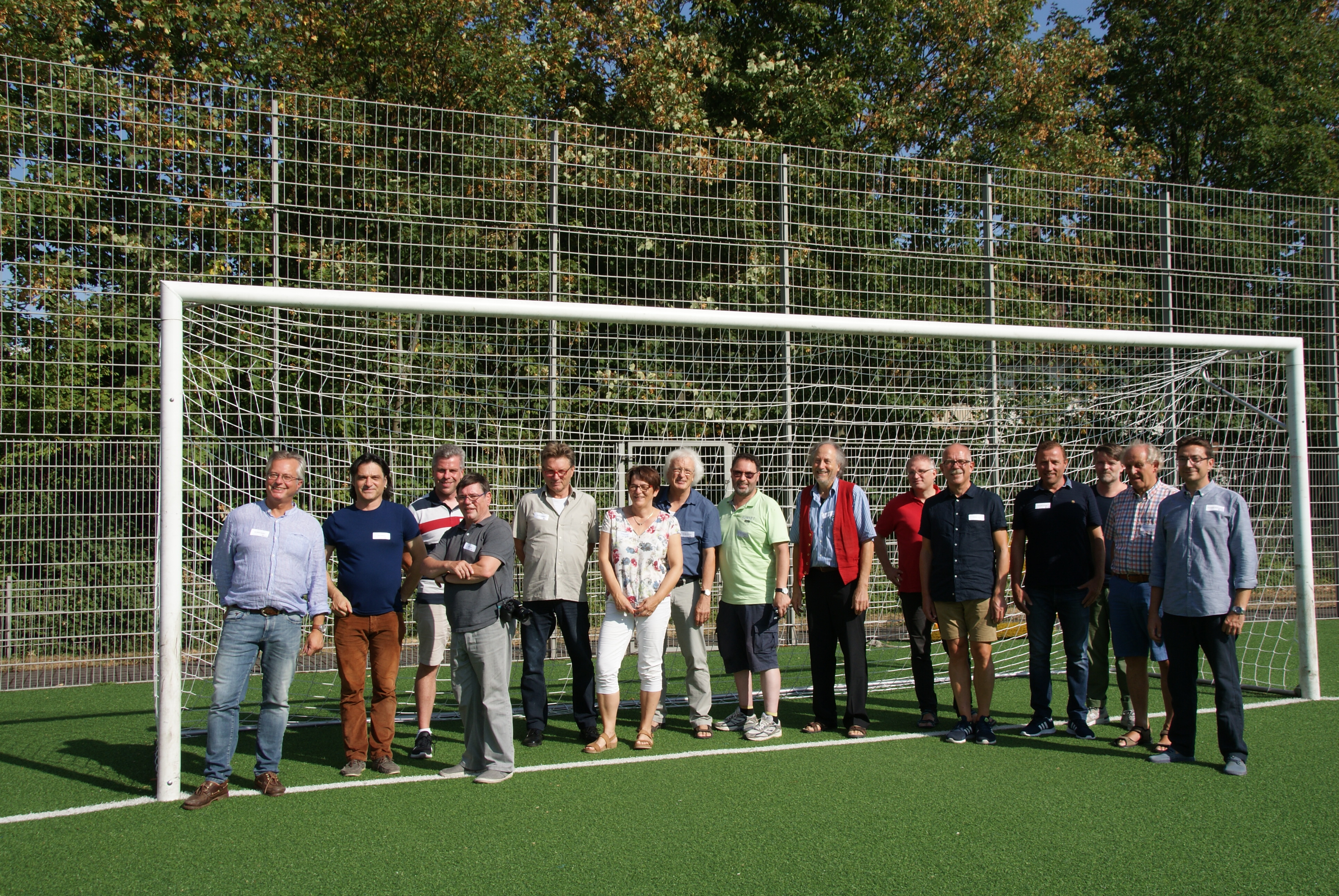 Gründungsmitglieder auf dem Sportplatz der SG Bornheim